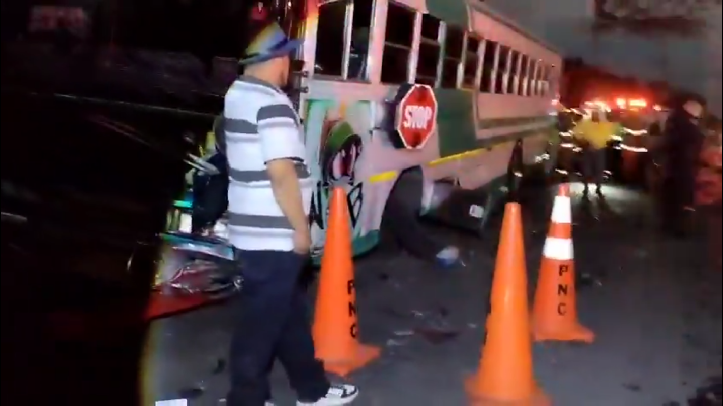 Equipos de emergencia trabajan en el lugar del accidente mortal en la Troncal del Norte, donde un joven falleció tras impactar contra un bus.