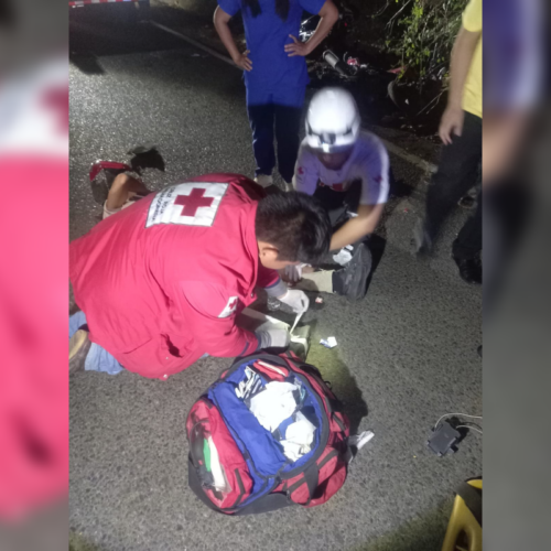 Un joven motociclista sufrió lesiones al perder el control de su vehículo en el kilómetro 38 de la carretera hacia Jayaque. Equipos de socorro atendieron la emergencia y trasladaron al afectado. Foto: Cruz Roja Salvadoreña.