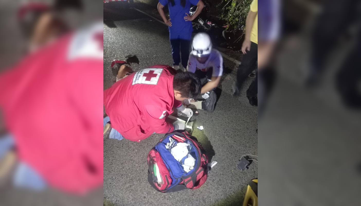 Un joven motociclista sufrió lesiones al perder el control de su vehículo en el kilómetro 38 de la carretera hacia Jayaque. Equipos de socorro atendieron la emergencia y trasladaron al afectado. Foto: Cruz Roja Salvadoreña.