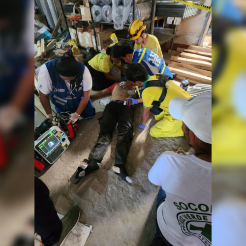 Un trabajador de 20 años perdió la vida al ser atrapado por un paquete de láminas metálicas en una ferretería del Cantón Coyolito, Tejutla. Equipos de Comandos de Salvamento y Cruz Verde acudieron al lugar, pero no lograron salvarlo. Foto: Comandos de Salvamento.