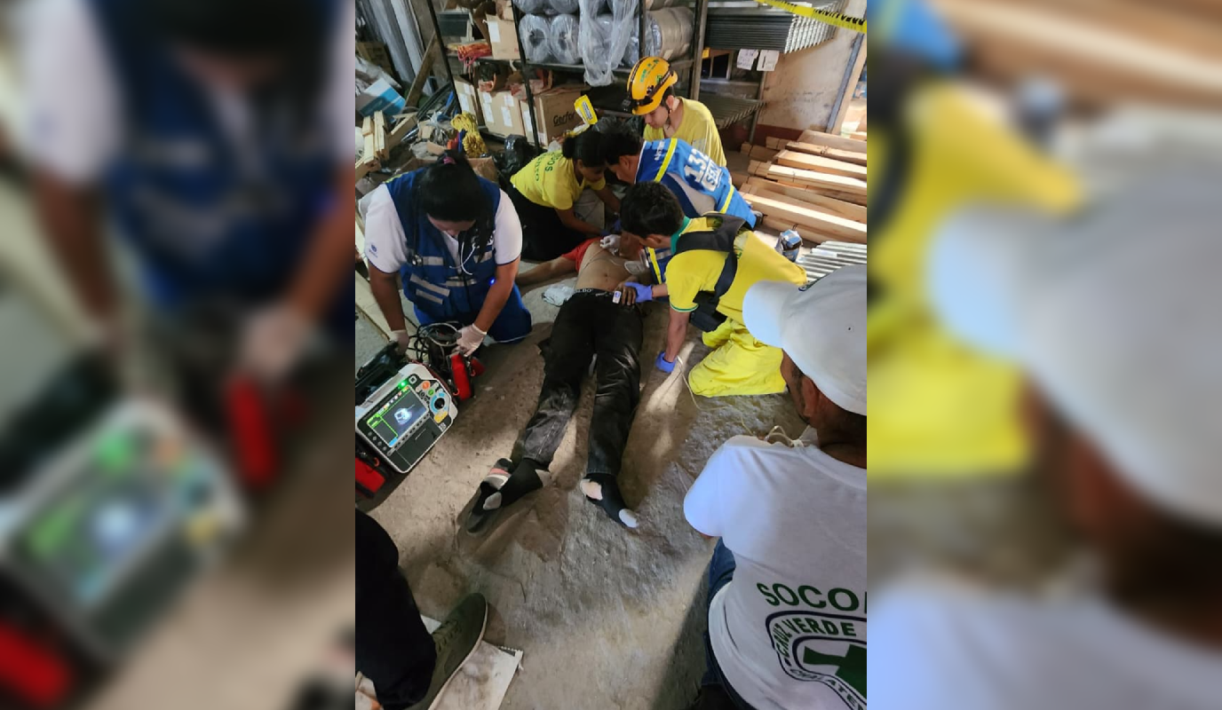 Un trabajador de 20 años perdió la vida al ser atrapado por un paquete de láminas metálicas en una ferretería del Cantón Coyolito, Tejutla. Equipos de Comandos de Salvamento y Cruz Verde acudieron al lugar, pero no lograron salvarlo. Foto: Comandos de Salvamento.