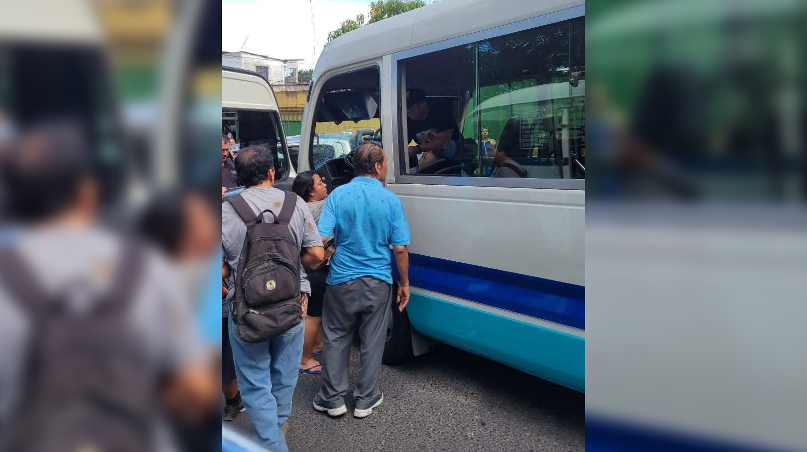 Agentes de la PNC aplicaron RCP a un conductor del microbús de la Ruta 3 tras sufrir un paro cardíaco al volante. La unidad colisionó con otros vehículos, pero los policías evitaron una tragedia mayor. Foto: PNCSV.