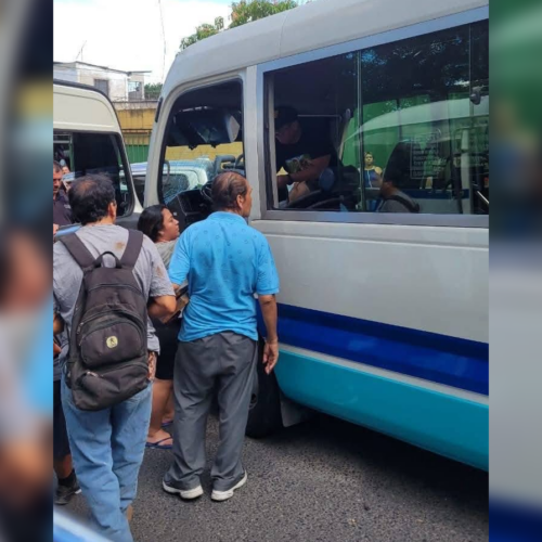 Agentes de la PNC aplicaron RCP a un conductor del microbús de la Ruta 3 tras sufrir un paro cardíaco al volante. La unidad colisionó con otros vehículos, pero los policías evitaron una tragedia mayor. Foto: PNCSV.