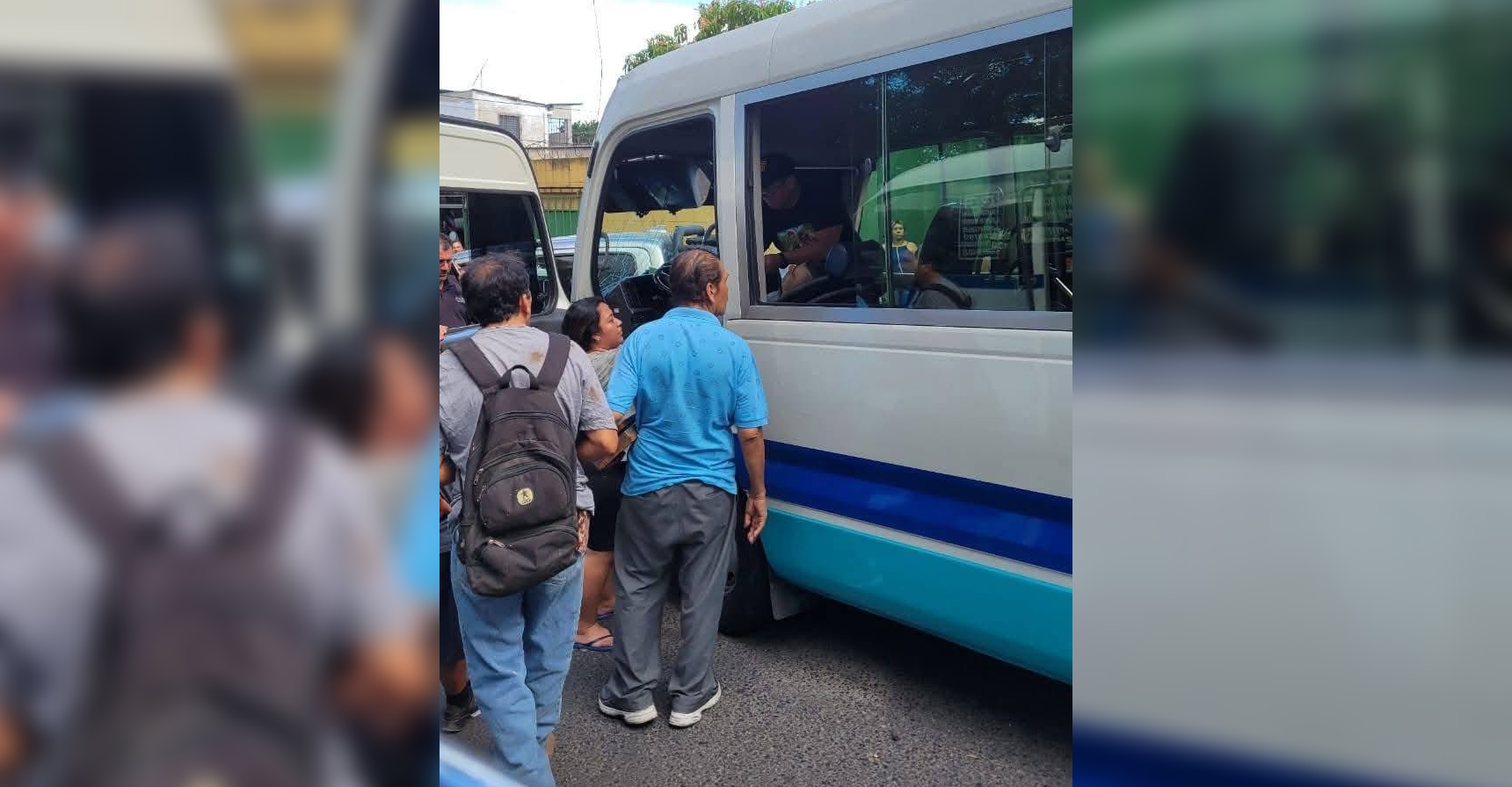 Agentes de la PNC aplicaron RCP a un conductor del microbús de la Ruta 3 tras sufrir un paro cardíaco al volante. La unidad colisionó con otros vehículos, pero los policías evitaron una tragedia mayor. Foto: PNCSV.