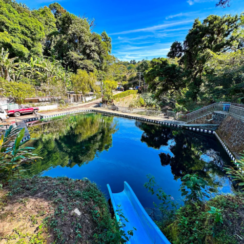 El balneario Atzumpa en Concepción de Ataco ofrece piscinas de agua natural y vegetación exuberante para el turismo en El Salvador. Un destino accesible y lleno de biodiversidad. Foto: Distrito Concepción de Ataco.