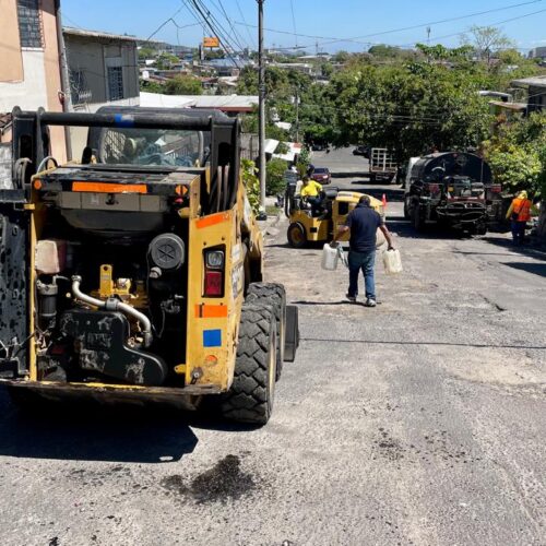 Las obras en la 49 Avenida Sur, en la colonia Luz, mantienen el tráfico lento por segunda semana. Comerciantes y residentes esperan que las reparaciones finalicen pronto para recuperar la movilidad. Foto: La Diáspora 503.