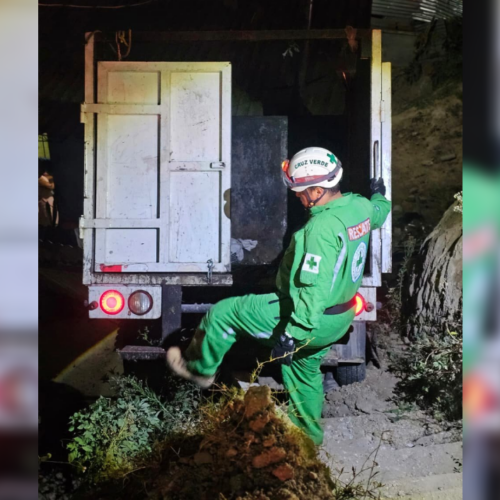 Un camión con pasajeros chocó contra una vivienda en la carretera a Tonacatepeque, dejando doce personas lesionadas. Socorristas de Cruz Verde trasladaron a los heridos a centros médicos. Foto: Cruz Verde.
