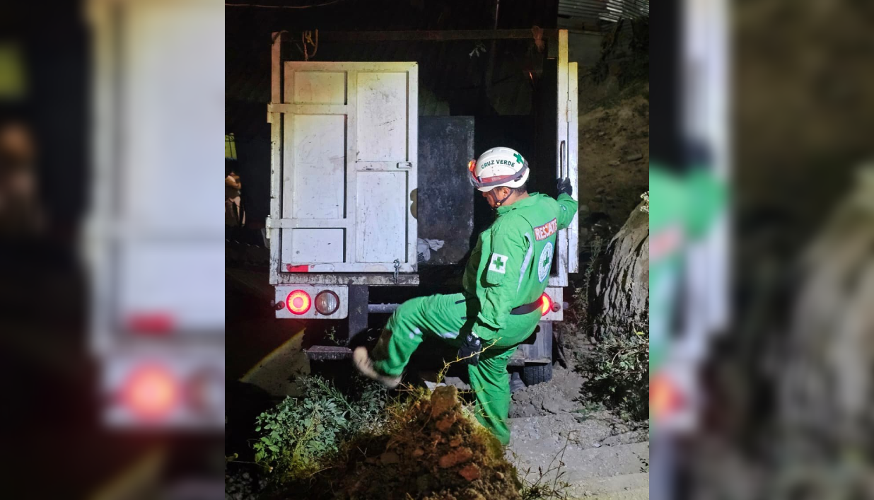 Un camión con pasajeros chocó contra una vivienda en la carretera a Tonacatepeque, dejando doce personas lesionadas. Socorristas de Cruz Verde trasladaron a los heridos a centros médicos. Foto: Cruz Verde.