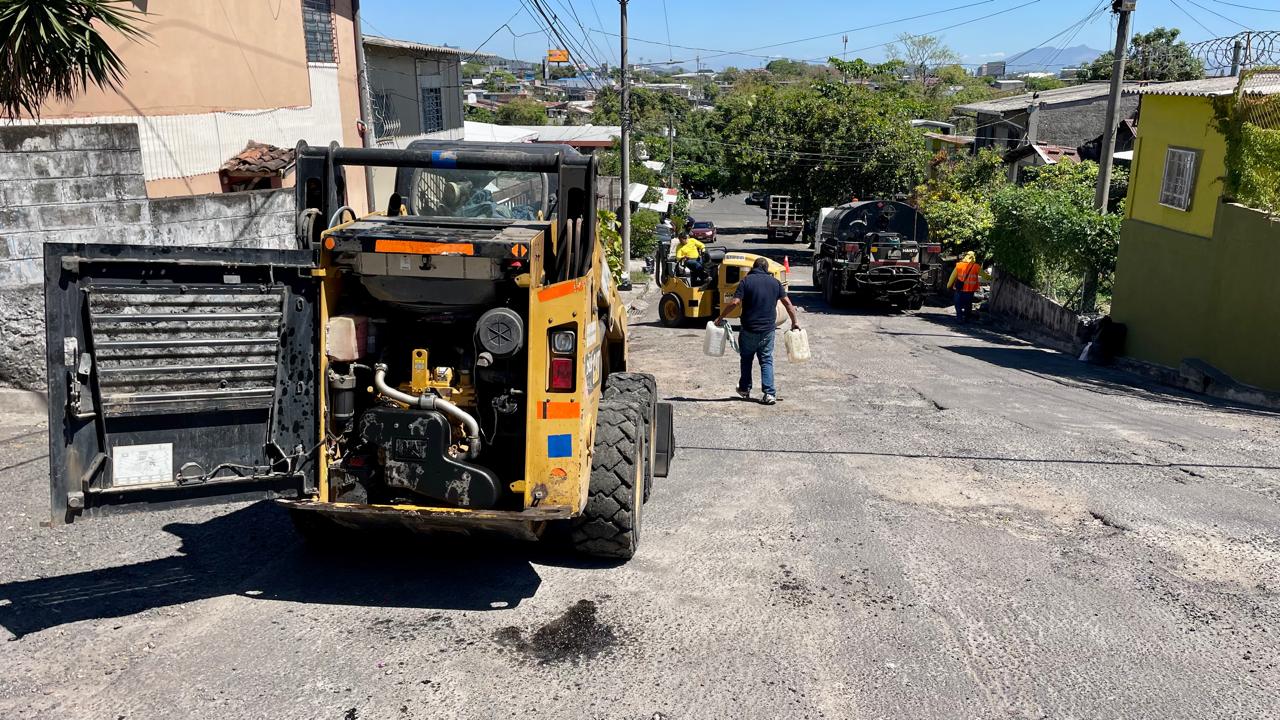 Las obras en la 49 Avenida Sur, en la colonia Luz, mantienen el tráfico lento por segunda semana. Comerciantes y residentes esperan que las reparaciones finalicen pronto para recuperar la movilidad. Foto: La Diáspora 503.