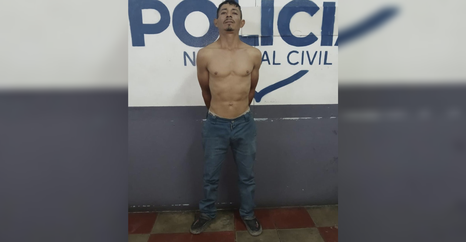 La PNC capturó a Salvador Ramírez Melara en Ciudad Arce tras lesionar de gravedad a un hombre con un corvo durante una discusión. La víctima se encuentra estable en un centro hospitalario. Foto: PNCSV.