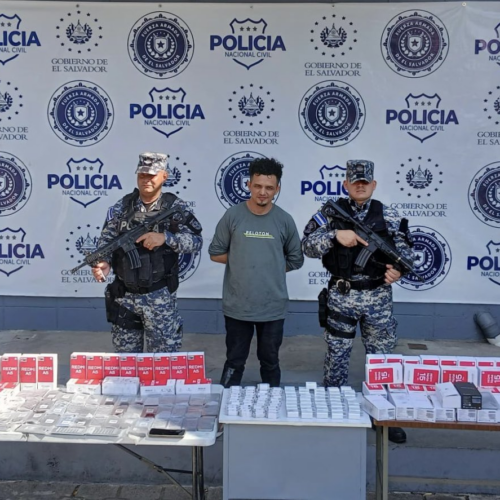 La Policía Nacional Civil (PNC) capturó a José Luis Obando Vásquez tras robar 70 celulares y una tablet valorados en $25,000 en un centro comercial de Soyapango. El sujeto perforó una pared para cometer el delito. Foto: PNCSV.