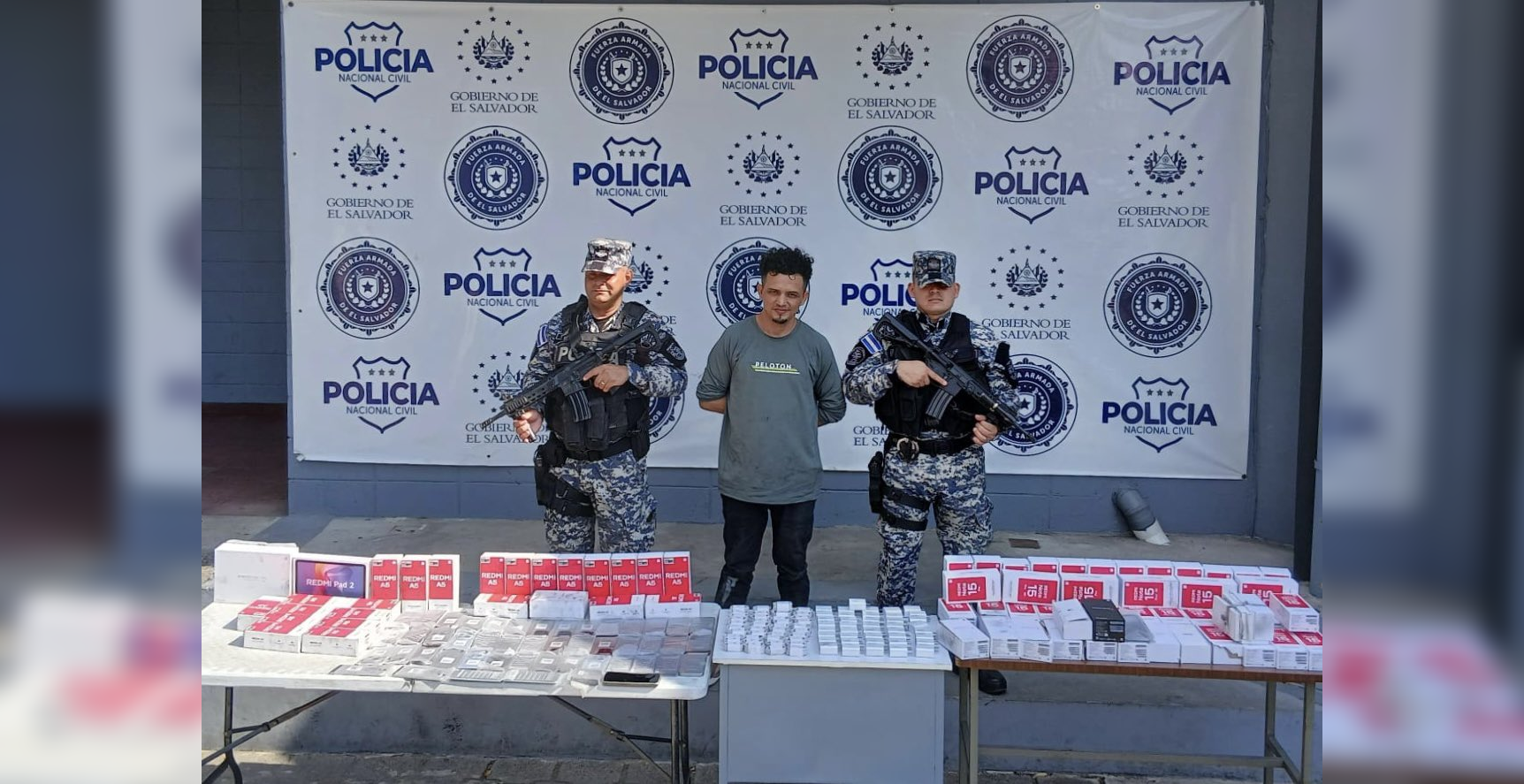 La Policía Nacional Civil (PNC) capturó a José Luis Obando Vásquez tras robar 70 celulares y una tablet valorados en $25,000 en un centro comercial de Soyapango. El sujeto perforó una pared para cometer el delito. Foto: PNCSV.