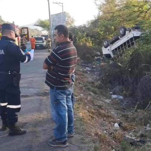 Un vuelco de un pick-up en el Kilo 5 de la ruta a Acajutla dejó un obrero muerto y varios heridos. El accidente vial ocurrió mientras transportaban trabajadores de la zafra. Foto: Cortesía.
