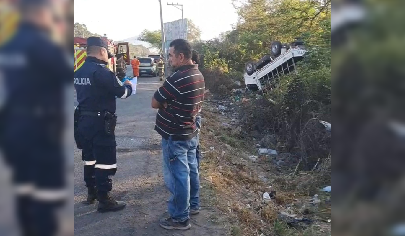 Un vuelco de un pick-up en el Kilo 5 de la ruta a Acajutla dejó un obrero muerto y varios heridos. El accidente vial ocurrió mientras transportaban trabajadores de la zafra. Foto: Cortesía.