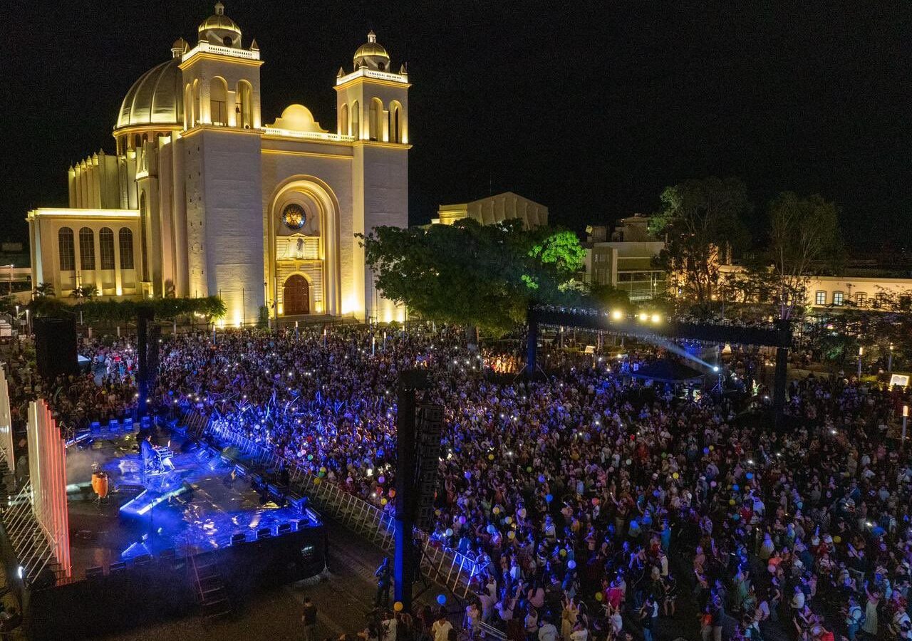 San Salvador rompe récords: 209,000 turistas abarrotan el Centro Histórico en el inicio de Semana Santa, atraídos por cultura, música y gastronomía. La alfombra de aserrín de 1,700 metros será el evento estrella. Foto: La Diáspora 503.