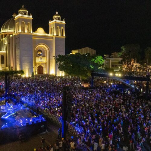 San Salvador rompe récords: 209,000 turistas abarrotan el Centro Histórico en el inicio de Semana Santa, atraídos por cultura, música y gastronomía. La alfombra de aserrín de 1,700 metros será el evento estrella. Foto: La Diáspora 503.