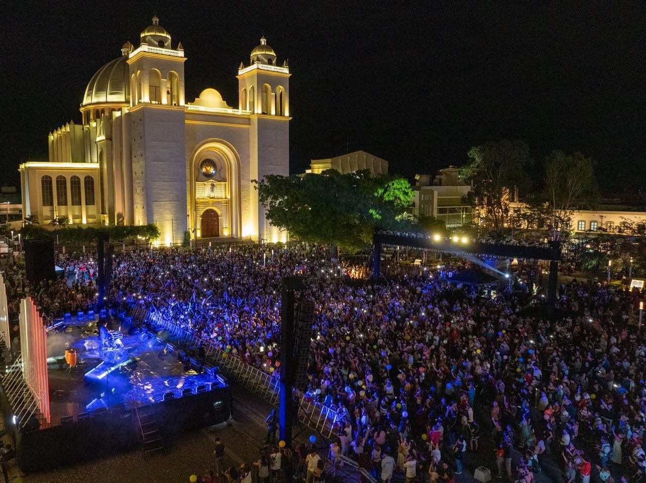 San Salvador rompe récords: 209,000 turistas abarrotan el Centro Histórico en el inicio de Semana Santa, atraídos por cultura, música y gastronomía. La alfombra de aserrín de 1,700 metros será el evento estrella. Foto: La Diáspora 503.