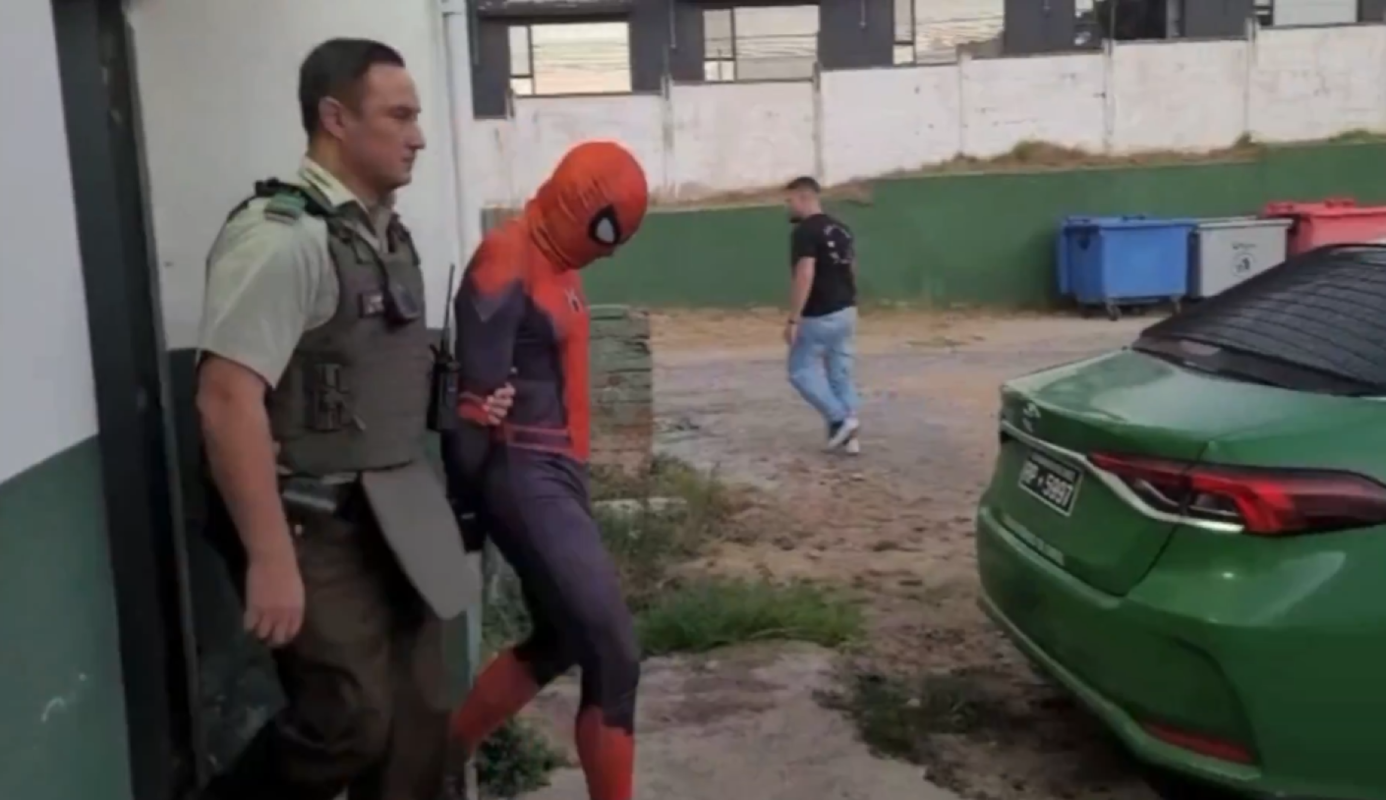 Un imitador de #Spider-Man en Valparaíso es detenido por Carabineros tras revelar que era buscado por homicidio frustrado y amenazas. Las redes lo convirtieron en el estreno más comentado del año. Foto: Cortesía.