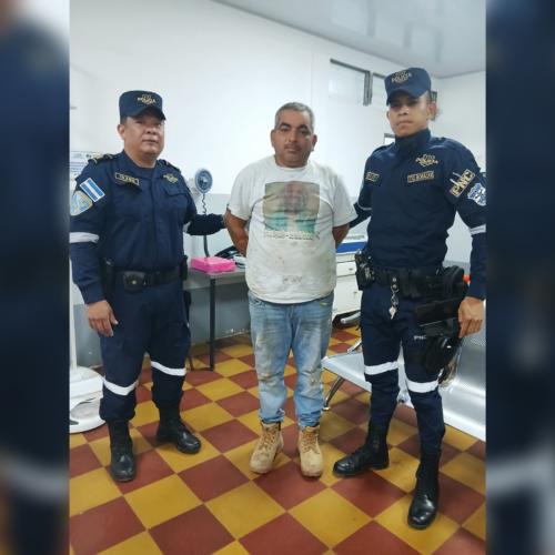 Un conductor sin licencia provocó un accidente mortal en Corinto, Morazán, dejando 4 muertos y 4 heridos graves. La PNC lo detuvo por homicidio culposo y lesiones graves. Foto: PNCSV.