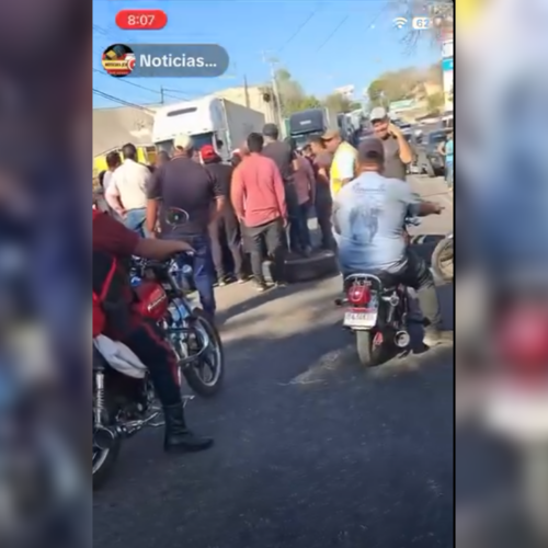 Transportistas bloquean rutas en Río Hondo, Zacapa, en protesta por el aumento de combustibles. Exigen soluciones al gobierno y permiten solo paso de emergencias. Foto: Cortesía.