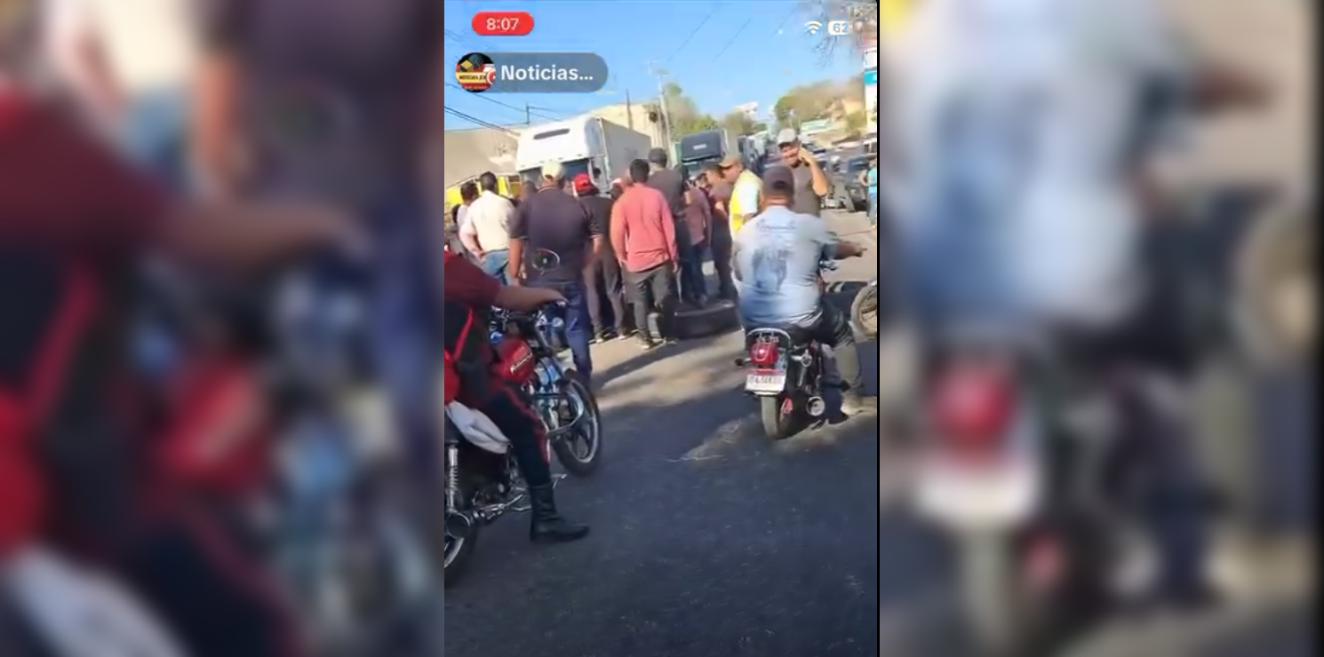 Transportistas bloquean rutas en Río Hondo, Zacapa, en protesta por el aumento de combustibles. Exigen soluciones al gobierno y permiten solo paso de emergencias. Foto: Cortesía.