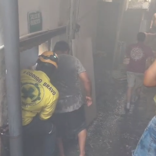 Una fuerte explosión en un taller de pirotecnia clandestino en Ciudad Delgado dejó dos víctimas mortales y ocho personas heridas. Equipos de Bomberos y Comandos de Salvamento atendieron la emergencia en la Colonia San Francisco. Foto: Bomberos de El Salvador.