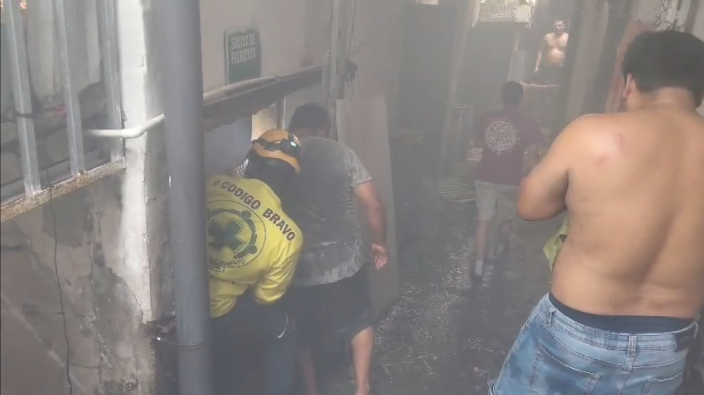 Una fuerte explosión en un taller de pirotecnia clandestino en Ciudad Delgado dejó dos víctimas mortales y ocho personas heridas. Equipos de Bomberos y Comandos de Salvamento atendieron la emergencia en la Colonia San Francisco. Foto: Bomberos de El Salvador.