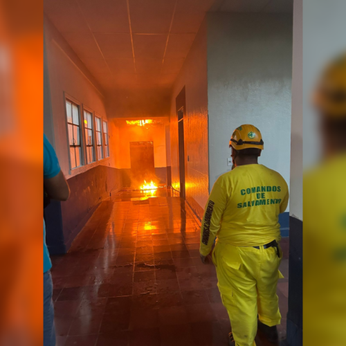 Un incendio de gran magnitud consume el 50% de la Gobernación de Cabañas en Sensuntepeque. El Cuerpo de Bomberos y Comandos de Salvamento trabajan para controlar las llamas sin reportar víctimas. Foto: Comandos de Salvamento.