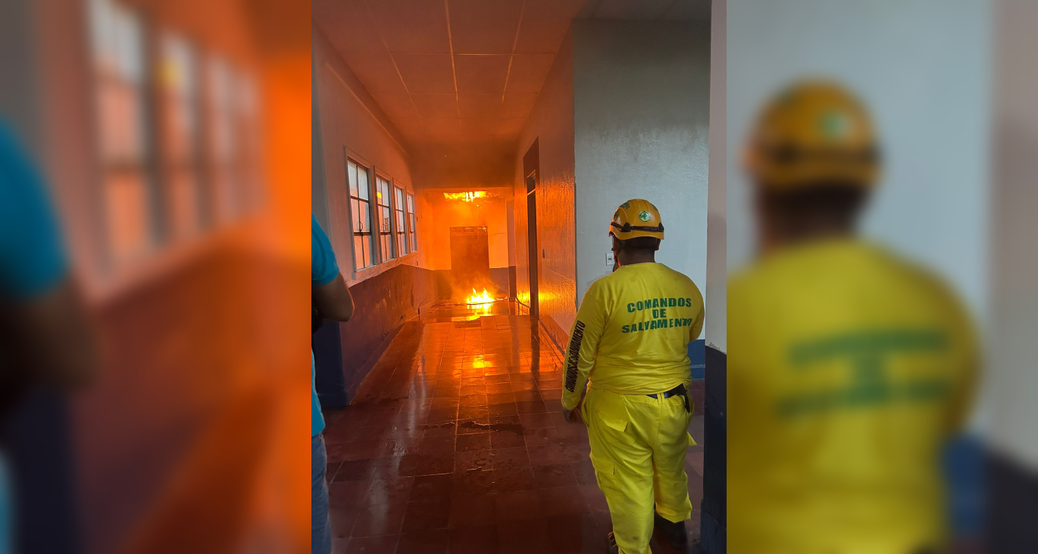 Un incendio de gran magnitud consume el 50% de la Gobernación de Cabañas en Sensuntepeque. El Cuerpo de Bomberos y Comandos de Salvamento trabajan para controlar las llamas sin reportar víctimas. Foto: Comandos de Salvamento.