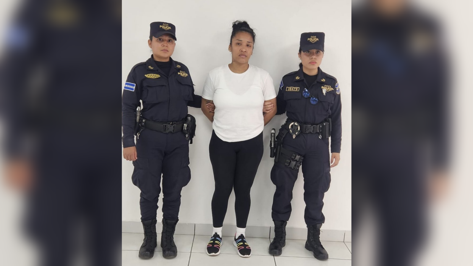 Una mujer hondureña, Ciria Griceli Figueroa, fue capturada y entregada en El Amatillo por su participación en redes de extorsión vinculadas a la MS-13 en San Salvador. Foto: PNCSV.