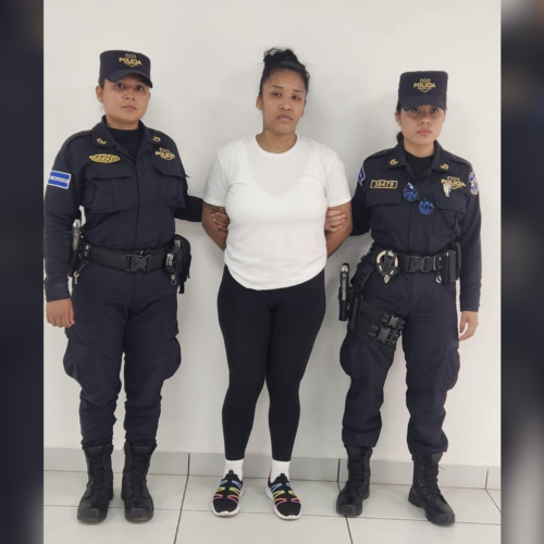 Una mujer hondureña, Ciria Griceli Figueroa, fue capturada y entregada en El Amatillo por su participación en redes de extorsión vinculadas a la MS-13 en San Salvador. Foto: PNCSV.