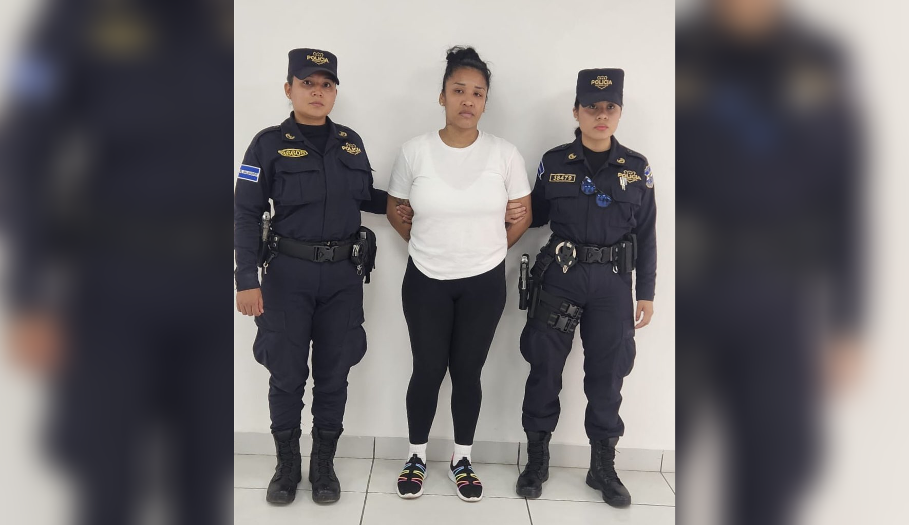 Una mujer hondureña, Ciria Griceli Figueroa, fue capturada y entregada en El Amatillo por su participación en redes de extorsión vinculadas a la MS-13 en San Salvador. Foto: PNCSV.
