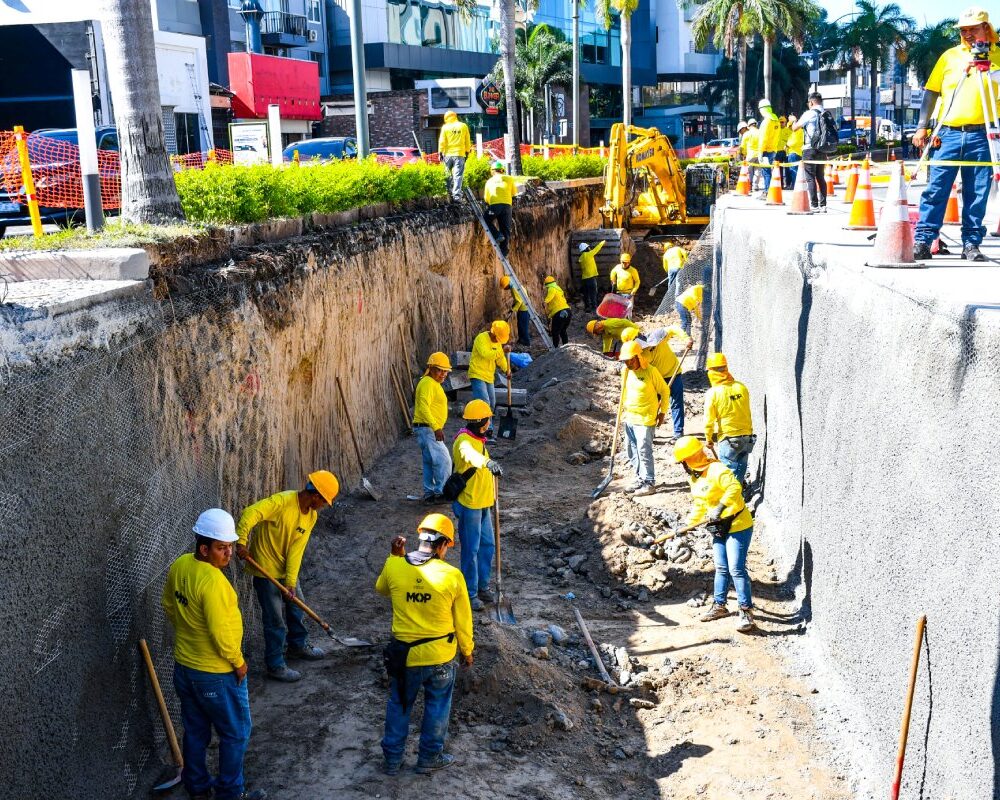 El Ministerio de Obras Públicas (MOP) construye una laguna de detención en la Zona Rosa para controlar aguas lluvias. Obra en tiempo récord para reducir vulnerabilidad en San Salvador. Foto: MOP.