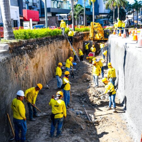 El Ministerio de Obras Públicas (MOP) construye una laguna de detención en la Zona Rosa para controlar aguas lluvias. Obra en tiempo récord para reducir vulnerabilidad en San Salvador. Foto: MOP.
