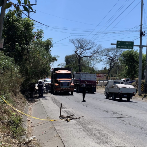 Un vendedor de verduras perdió la vida en San Miguel tras ser embestido por un camión en el puente El Papalón, frente al Súper Josué. La comunidad llora la muerte de un hombre querido. Foto: Sivar News.
