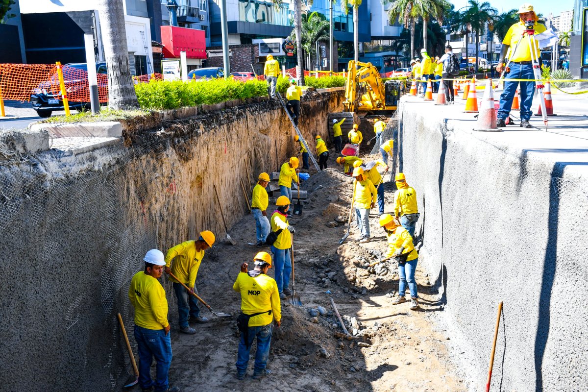 El Ministerio de Obras Públicas (MOP) construye una laguna de detención en la Zona Rosa para controlar aguas lluvias. Obra en tiempo récord para reducir vulnerabilidad en San Salvador. Foto: MOP.