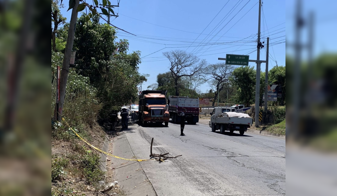 Un vendedor de verduras perdió la vida en San Miguel tras ser embestido por un camión en el puente El Papalón, frente al Súper Josué. La comunidad llora la muerte de un hombre querido. Foto: Sivar News.