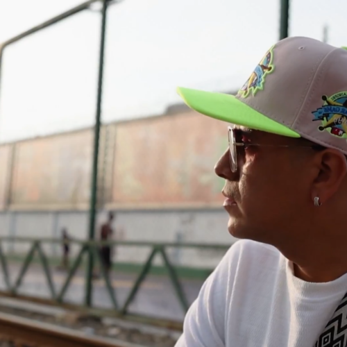 "El Cangri" anima un velorio en el Callao, transformando el duelo en una celebración energética frente al crimen organizado.