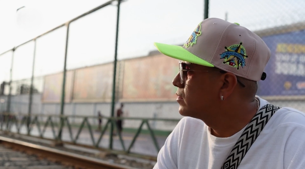 "El Cangri" anima un velorio en el Callao, transformando el duelo en una celebración energética frente al crimen organizado.