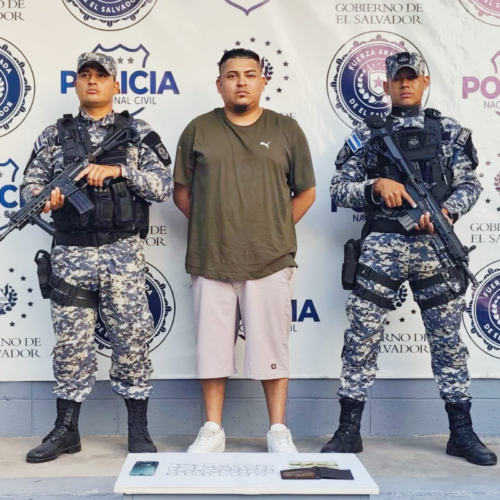 En un operativo del Plan Control Territorial, la PNC capturó a Edson Vladimir Méndez Cubías en el cantón Dolores Apulo, Ilopango, con 47 porciones de cocaína ocultas en su ropa. Foto: PNCSV.