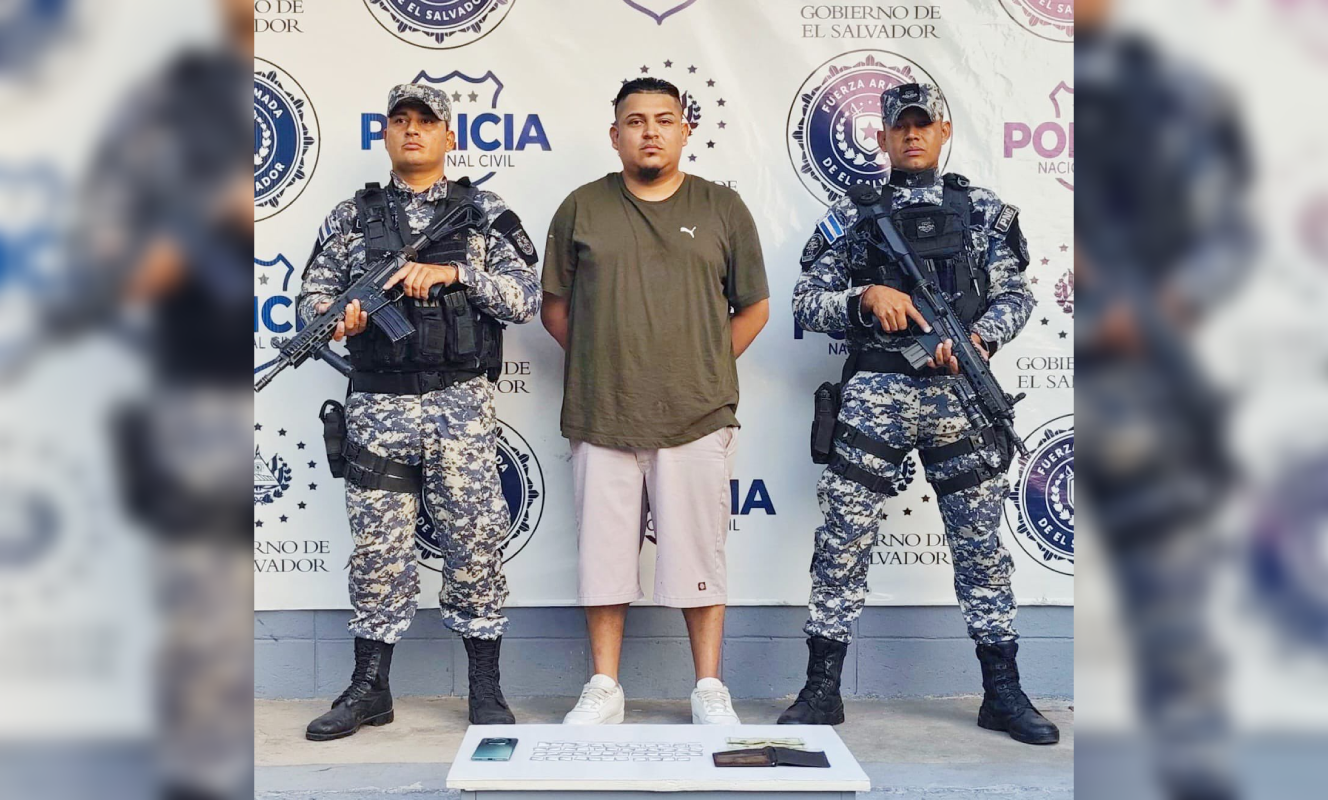 En un operativo del Plan Control Territorial, la PNC capturó a Edson Vladimir Méndez Cubías en el cantón Dolores Apulo, Ilopango, con 47 porciones de cocaína ocultas en su ropa. Foto: PNCSV.
