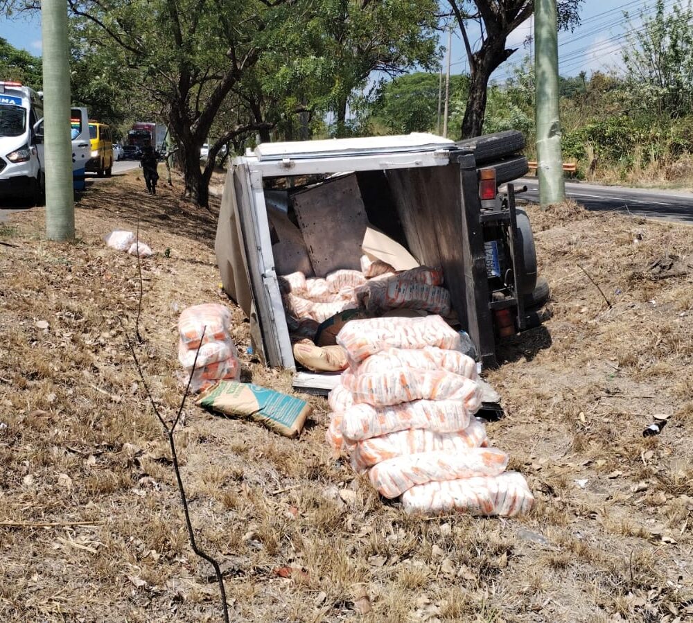 Tres personas resultaron lesionadas tras el vuelco de un vehículo en el km 26 ½ de la Autopista a Comalapa, a la altura de Olocuilta. Comandos de Salvamento atendió la emergencia y alertó sobre congestión vehicular. Foto: Comandos de Salvamento.