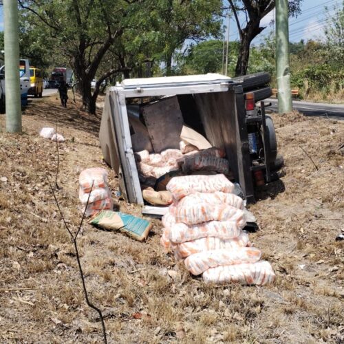 Tres personas resultaron lesionadas tras el vuelco de un vehículo en el km 26 ½ de la Autopista a Comalapa, a la altura de Olocuilta. Comandos de Salvamento atendió la emergencia y alertó sobre congestión vehicular. Foto: Comandos de Salvamento.