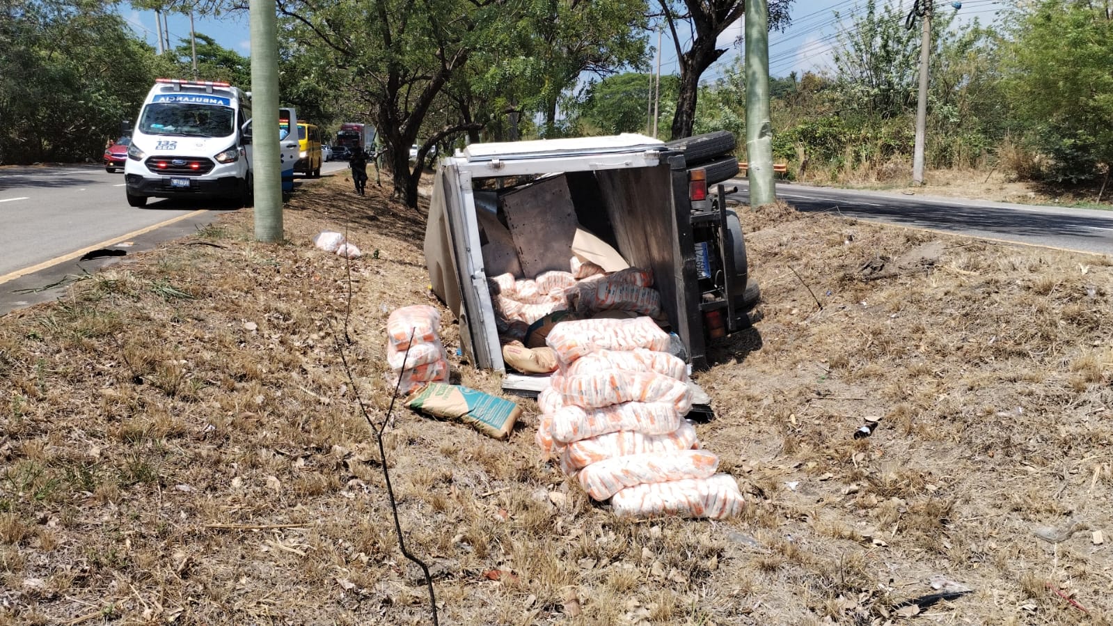 Tres personas resultaron lesionadas tras el vuelco de un vehículo en el km 26 ½ de la Autopista a Comalapa, a la altura de Olocuilta. Comandos de Salvamento atendió la emergencia y alertó sobre congestión vehicular. Foto: Comandos de Salvamento.