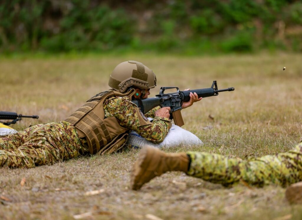400 militares de 5 naciones realizan ejercicios de evacuación aeromédica y combate urbano en El Salvador durante el CENTAM Guardian 2026. Helicópteros Black Hawk y tácticas avanzadas en acción. Foto: Ministerio de Defensa Nacional.