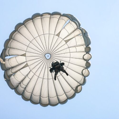 En un ejercicio militar sin precedentes, paracaidistas salvadoreños recibieron la Insignia de Paracaidista de EE. UU. tras saltos tácticos en el CENTAM Guardian 2026. Un logro que fortalece la cooperación en seguridad regional. Foto: Ministerio de Defensa Nacional.