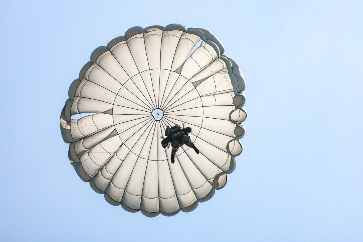 En un ejercicio militar sin precedentes, paracaidistas salvadoreños recibieron la Insignia de Paracaidista de EE. UU. tras saltos tácticos en el CENTAM Guardian 2026. Un logro que fortalece la cooperación en seguridad regional. Foto: Ministerio de Defensa Nacional.