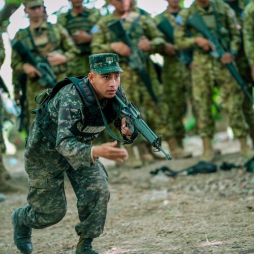 124 militares de élite realizan adiestramiento de tiro avanzado y combate táctico en La Unión como parte del ejercicio regional CENTAM Guardian 2026. Se enfocan en precisión, respuesta rápida y coordinación internacional. Foto: Ministerio de Defensa.