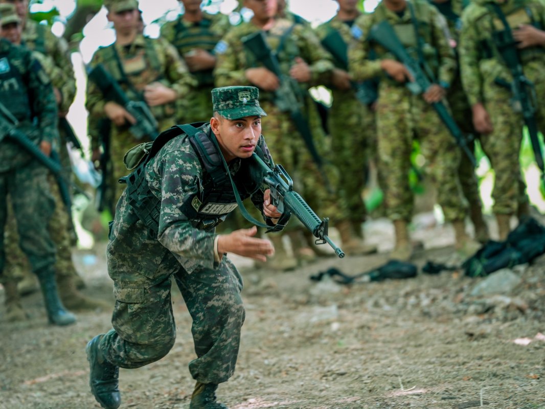 124 militares de élite realizan adiestramiento de tiro avanzado y combate táctico en La Unión como parte del ejercicio regional CENTAM Guardian 2026. Se enfocan en precisión, respuesta rápida y coordinación internacional. Foto: Ministerio de Defensa.