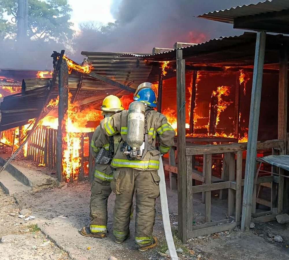 El Cuerpo de Bomberos sofocó un incendio en puestos de comida del Bulevar del Ejército, en Soyapango. No se reportan víctimas, pero los daños materiales son significativos. Foto: BomberosSV.